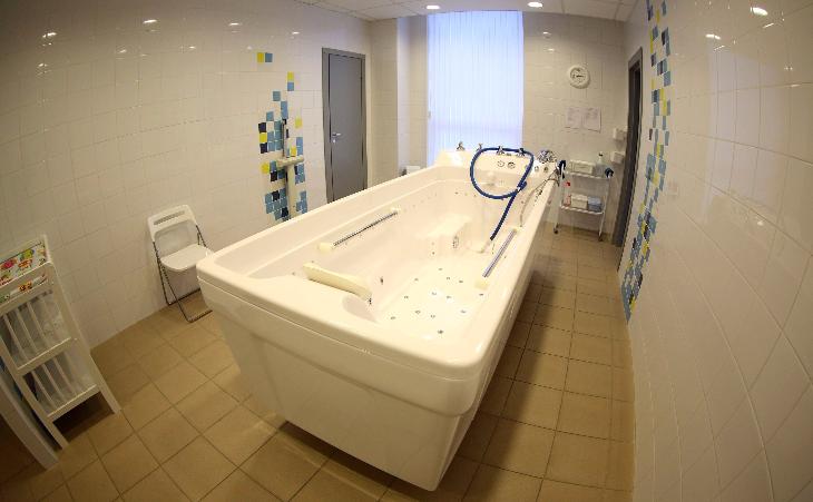 Подводный душ массаж для лечения заболеваний опорно-двигател...